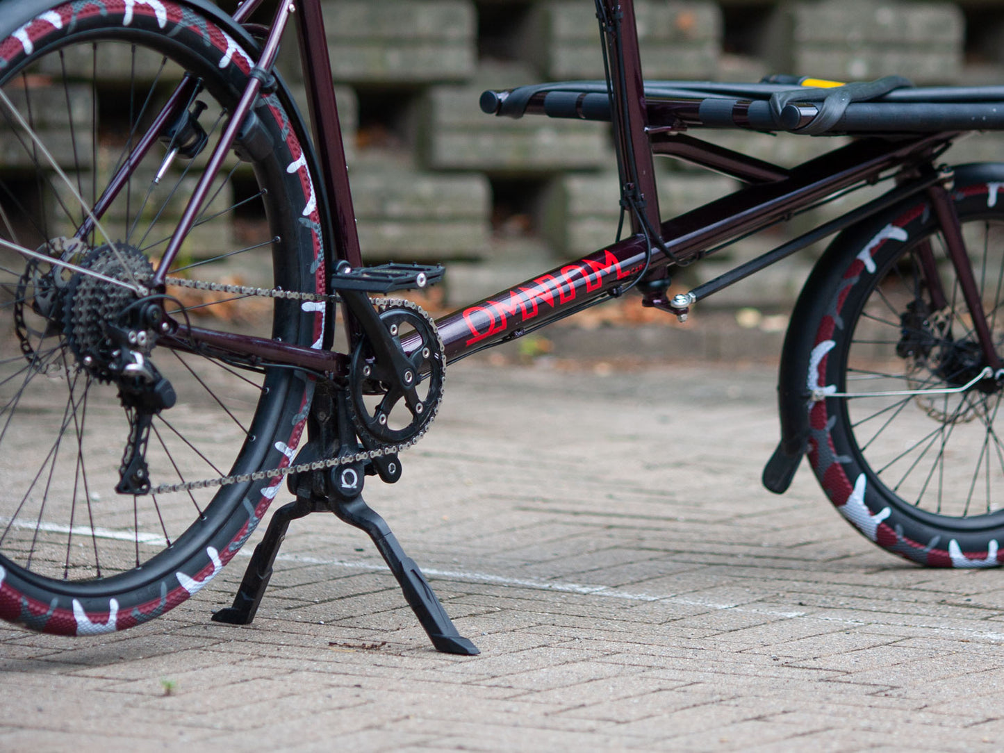 OMNIUM Cargo Kickstand branded